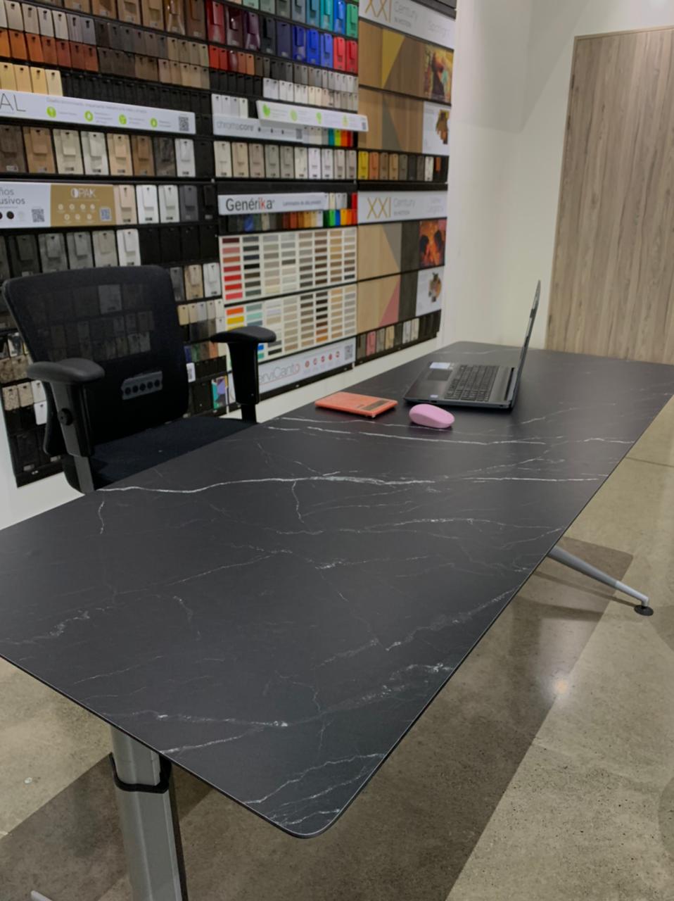 LAMINADO LAMITECH MATE SIMIL FORMICA COMPACTO HPL 12mm 1.53m X 3.66m CENTRO NEGRO